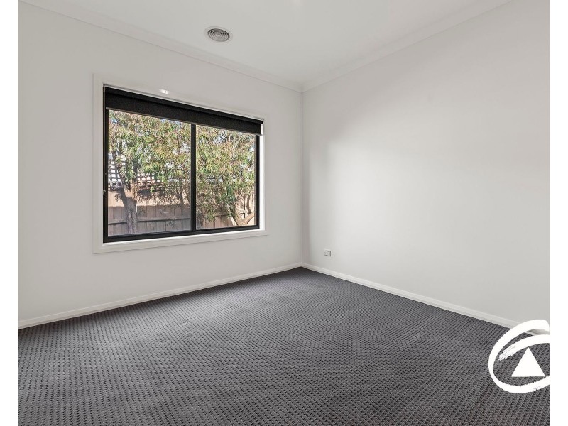 13 John Russell Road, Cranbourne West VIC 3977