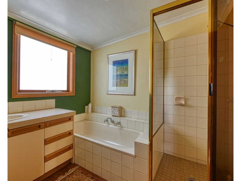 5 Seaview Road, Cockatoo VIC 3781