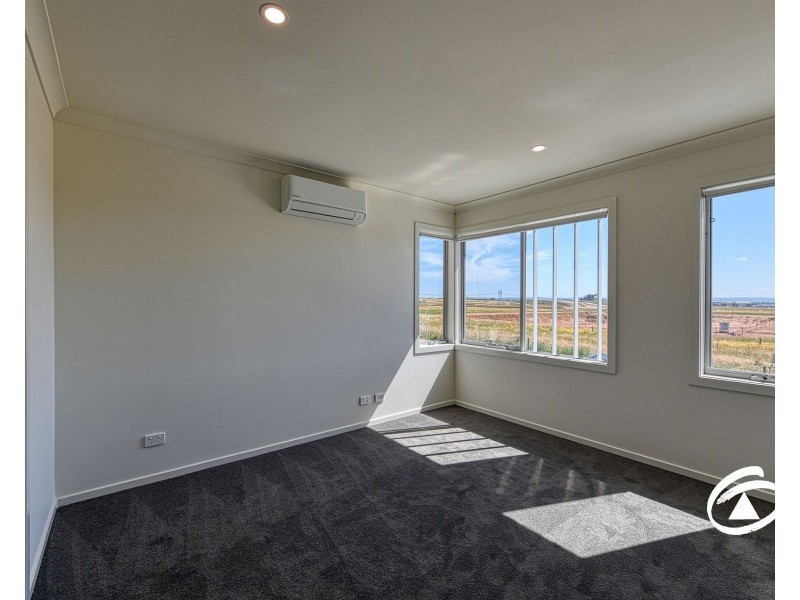 24 Borthwick Parade, Clyde North VIC 3978