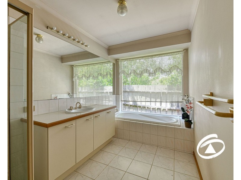 9 Scarborough Drive, Narre Warren South VIC 3805