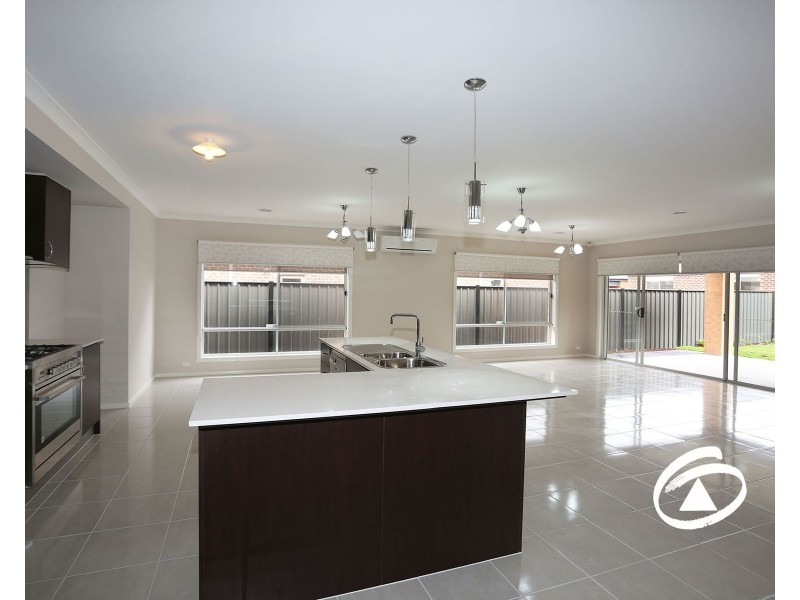 5 Featherbrook Circuit, Cranbourne North VIC 3977