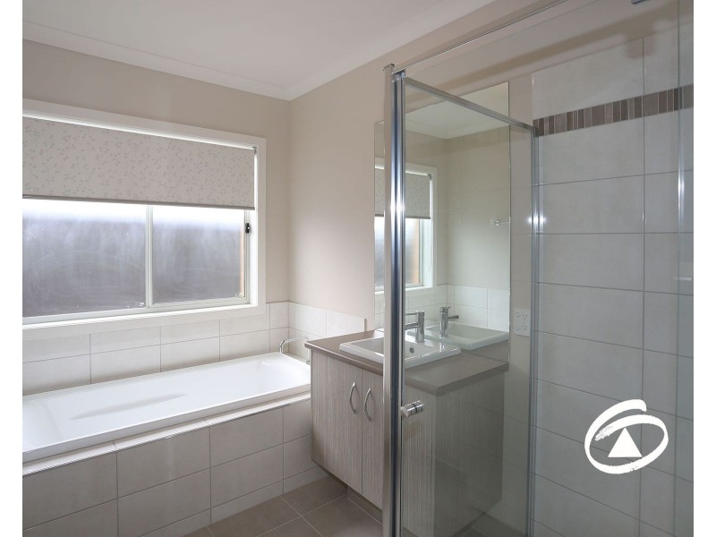 5 Featherbrook Circuit, Cranbourne North VIC 3977