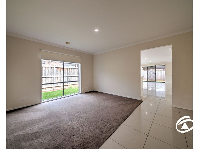 8 Boland Drive, Lyndhurst VIC 3975