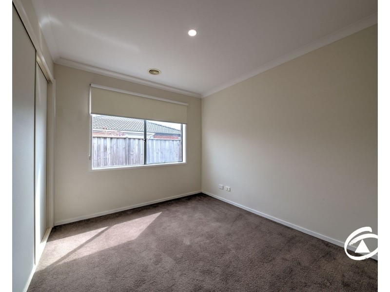 8 Boland Drive, Lyndhurst VIC 3975