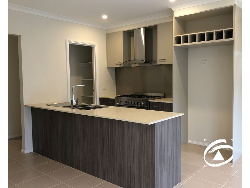 16 Godfrey Avenue, Cranbourne East VIC 3977
