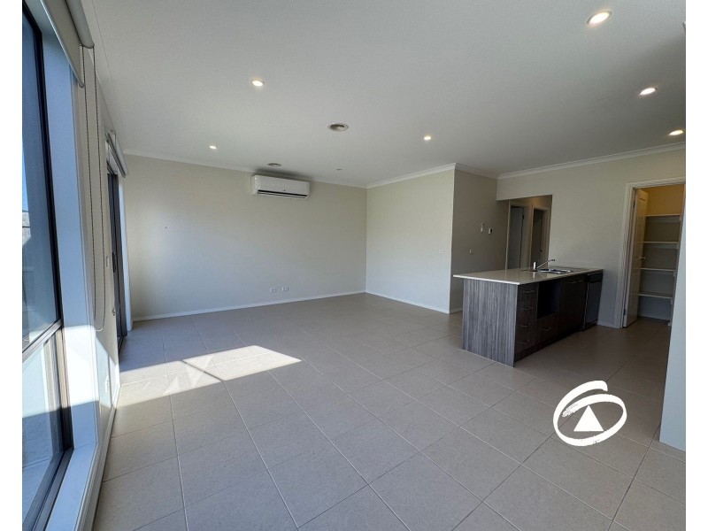 16 Godfrey Avenue, Cranbourne East VIC 3977