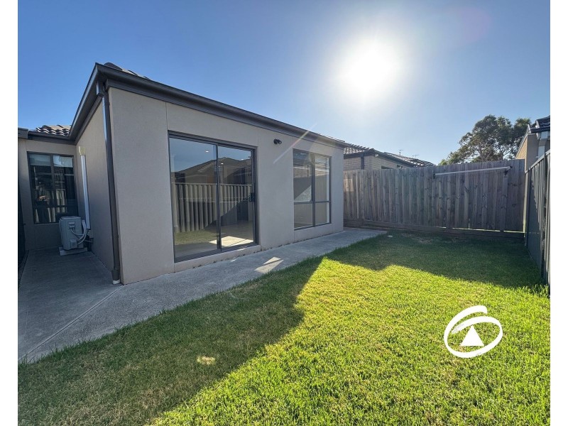 16 Godfrey Avenue, Cranbourne East VIC 3977