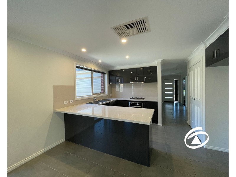 34 Skylark Boulevard, Clyde North VIC 3978