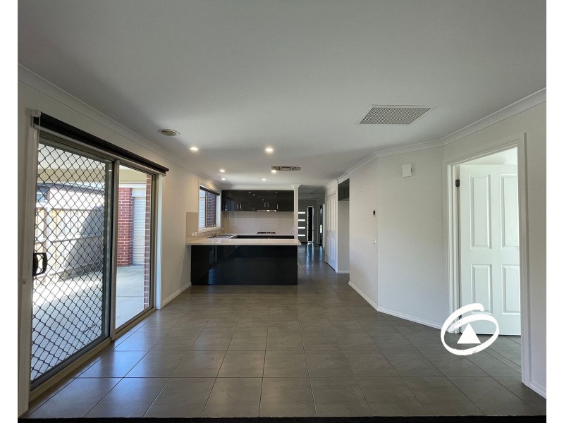 34 Skylark Boulevard, Clyde North VIC 3978