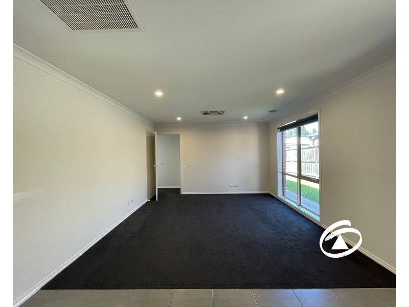 34 Skylark Boulevard, Clyde North VIC 3978