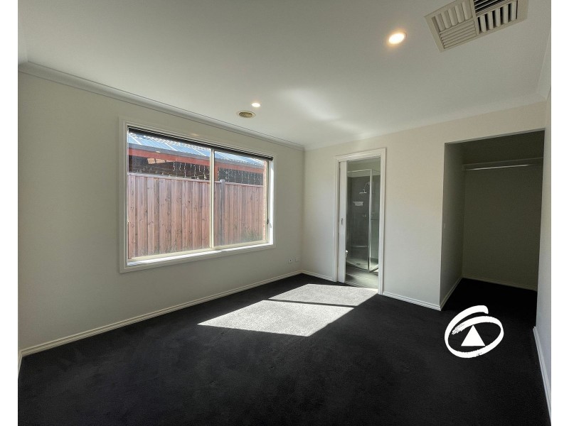 34 Skylark Boulevard, Clyde North VIC 3978