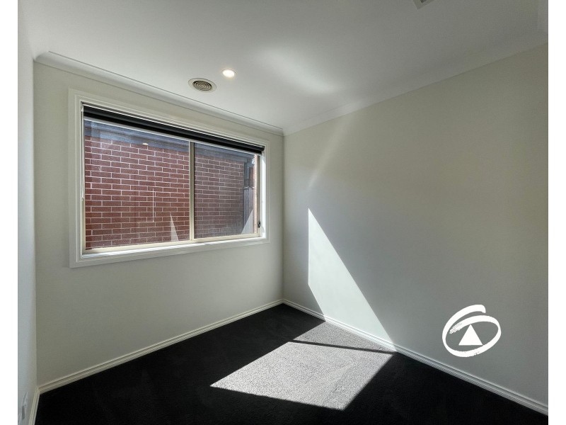 34 Skylark Boulevard, Clyde North VIC 3978