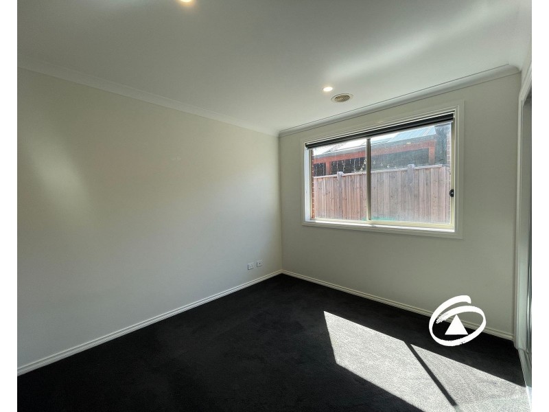 34 Skylark Boulevard, Clyde North VIC 3978