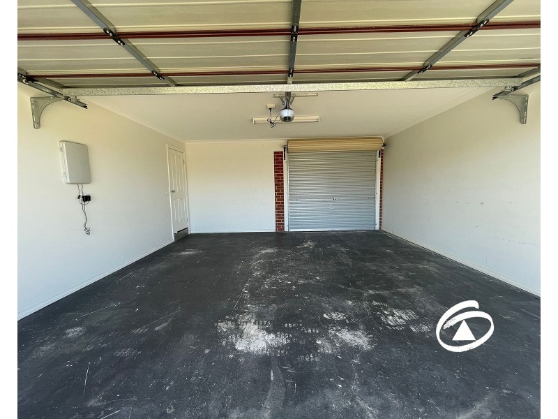 34 Skylark Boulevard, Clyde North VIC 3978