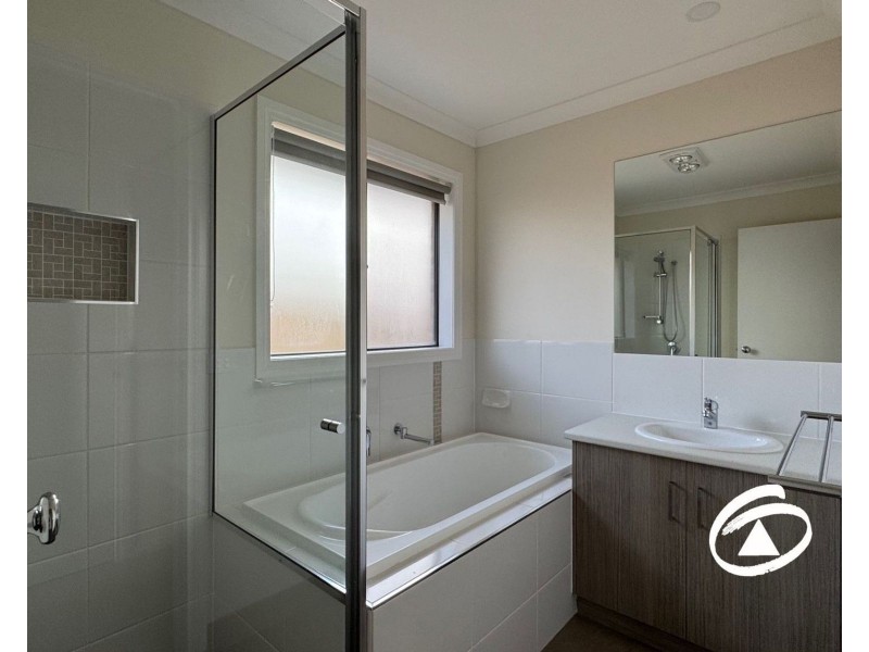 10 Blue Lily Circuit, Junction Village VIC 3977