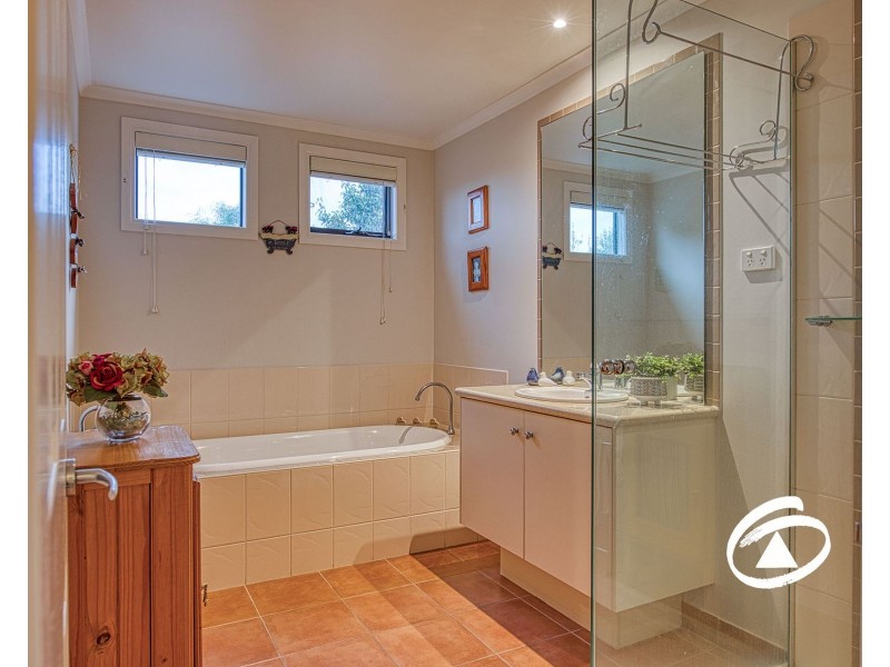 27 Hobart Avenue, Berwick VIC 3806