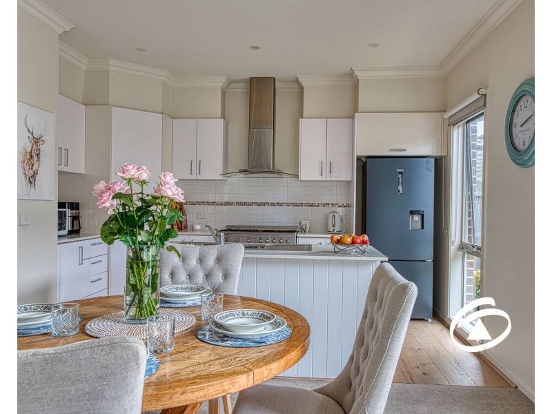 2/8 Castlegate Place, Berwick VIC 3806