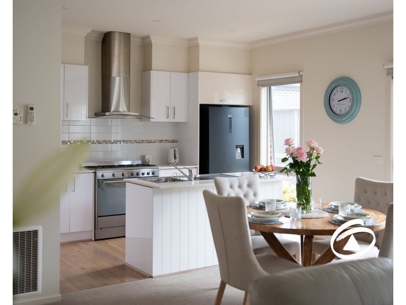 2/8 Castlegate Place, Berwick VIC 3806