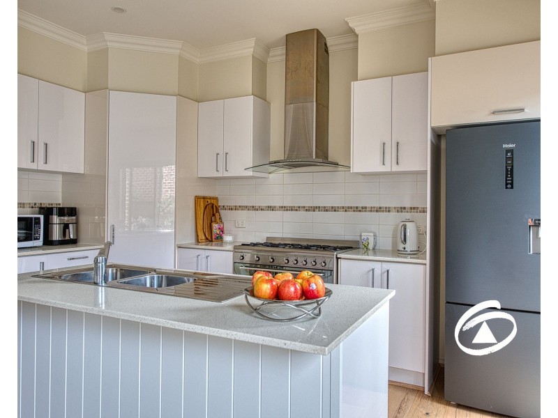 2/8 Castlegate Place, Berwick VIC 3806