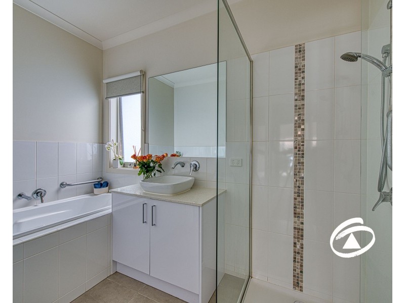 2/8 Castlegate Place, Berwick VIC 3806