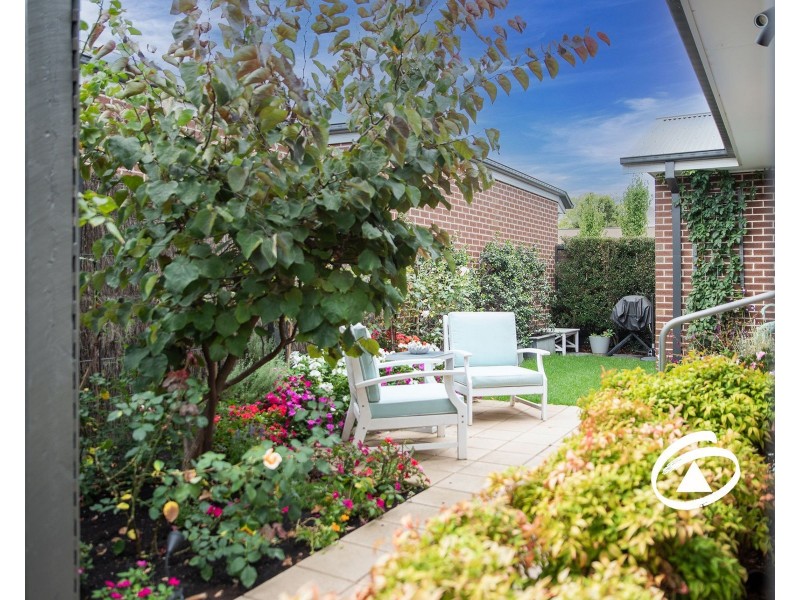 2/8 Castlegate Place, Berwick VIC 3806