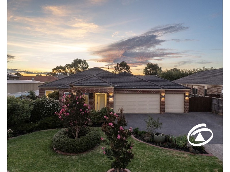 10 Lyrebird Avenue, Pakenham VIC 3810