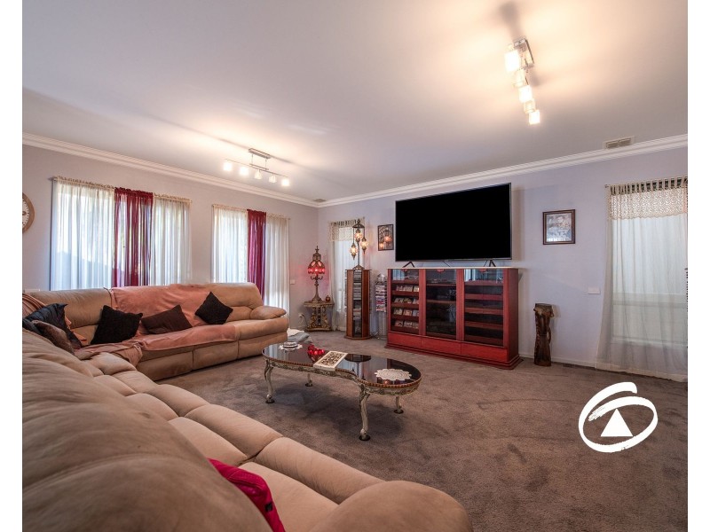 6 Cardiff Grove, Cranbourne East VIC 3977