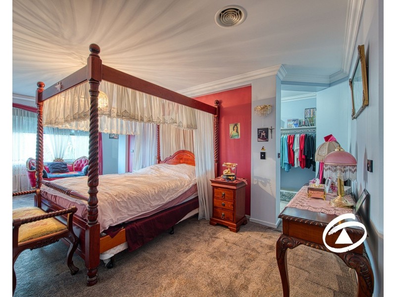 6 Cardiff Grove, Cranbourne East VIC 3977