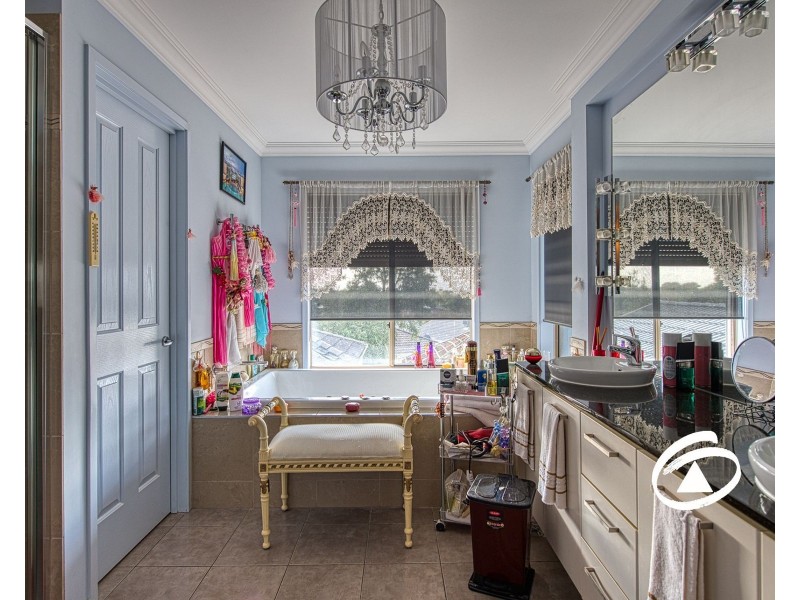 6 Cardiff Grove, Cranbourne East VIC 3977