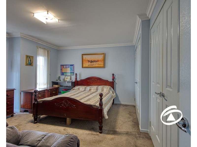 6 Cardiff Grove, Cranbourne East VIC 3977