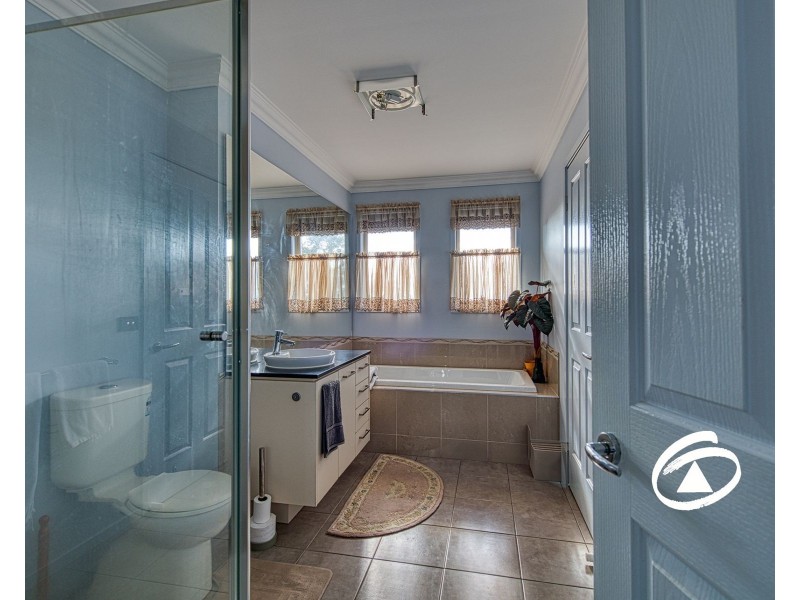 6 Cardiff Grove, Cranbourne East VIC 3977