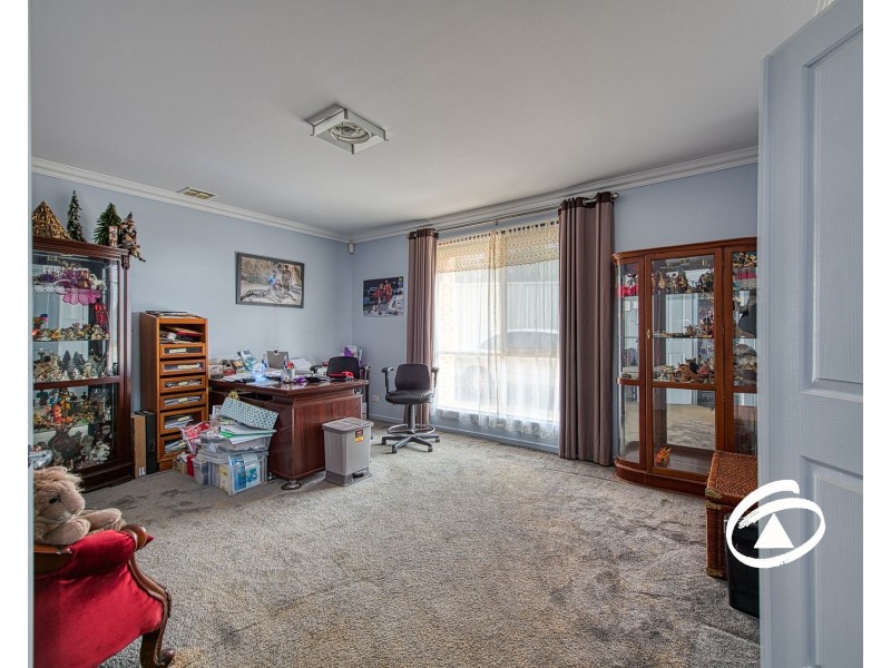 6 Cardiff Grove, Cranbourne East VIC 3977