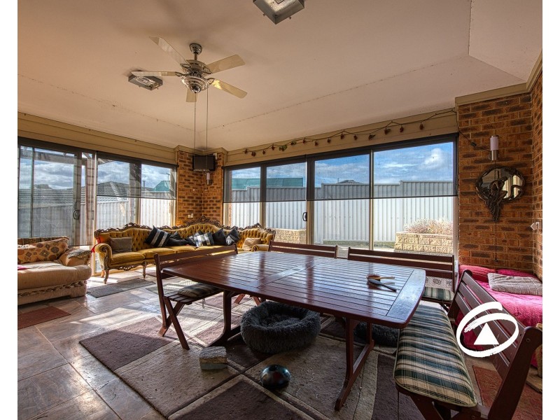 6 Cardiff Grove, Cranbourne East VIC 3977