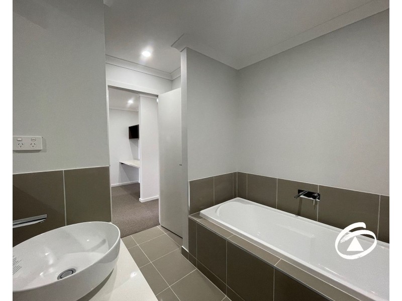 5 Greenhouse Grange, Officer VIC 3809