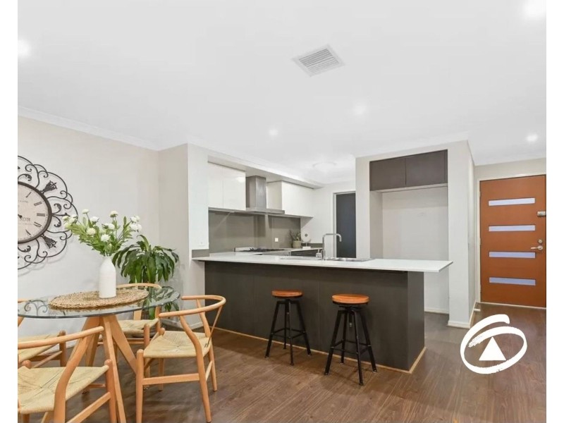 13 Fleuve Rise, Clyde North VIC 3978