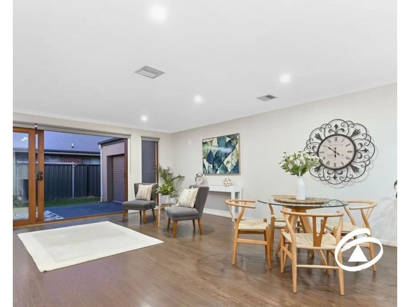13 Fleuve Rise, Clyde North VIC 3978