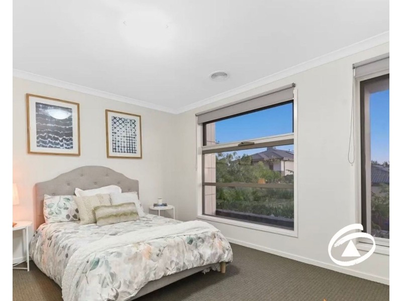 13 Fleuve Rise, Clyde North VIC 3978