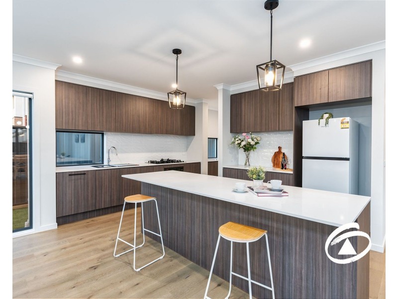 27 Fairground Promenade, Berwick VIC 3806