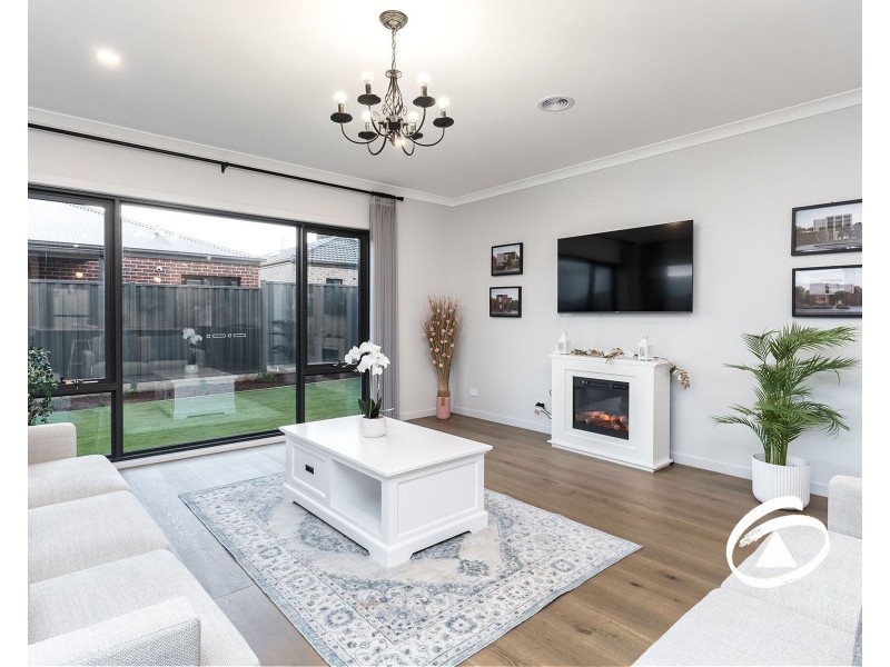 27 Fairground Promenade, Berwick VIC 3806