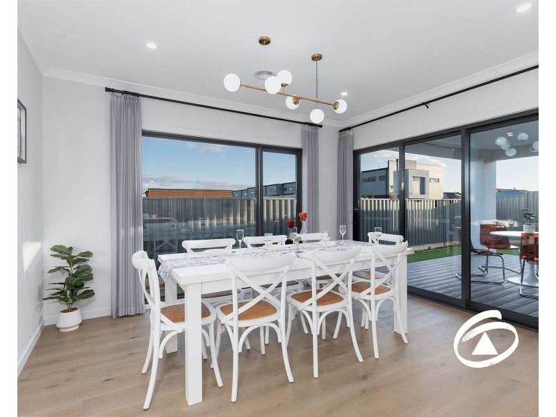 27 Fairground Promenade, Berwick VIC 3806