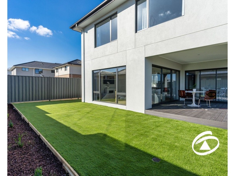 27 Fairground Promenade, Berwick VIC 3806