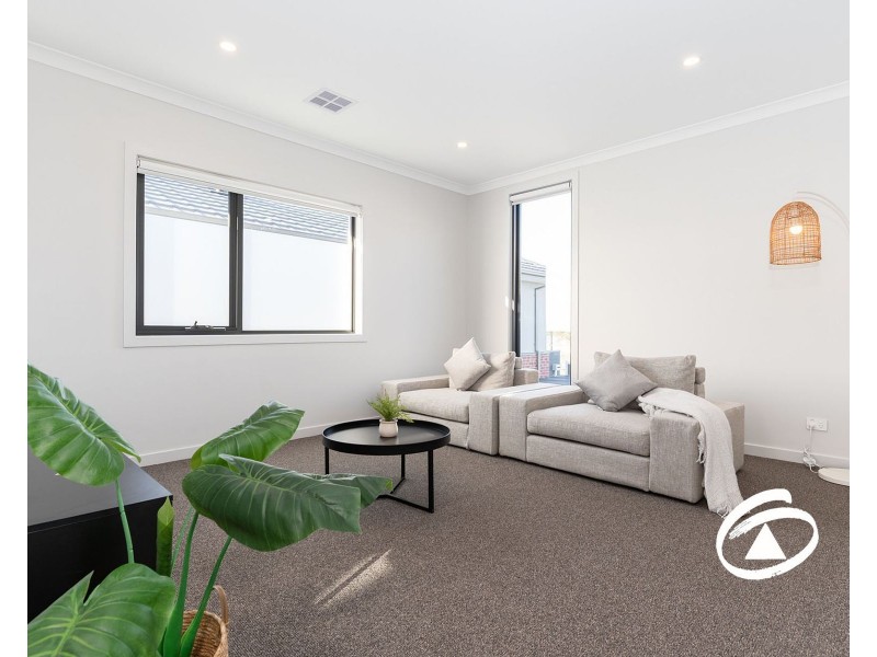 27 Fairground Promenade, Berwick VIC 3806