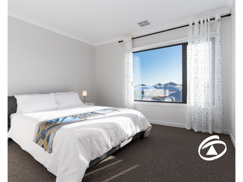 27 Fairground Promenade, Berwick VIC 3806