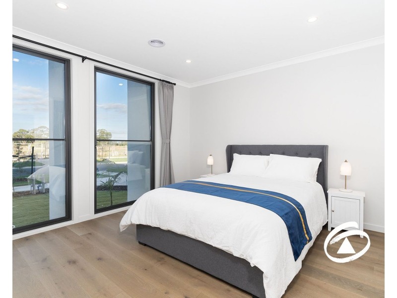 27 Fairground Promenade, Berwick VIC 3806
