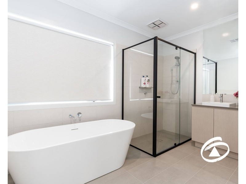 27 Fairground Promenade, Berwick VIC 3806