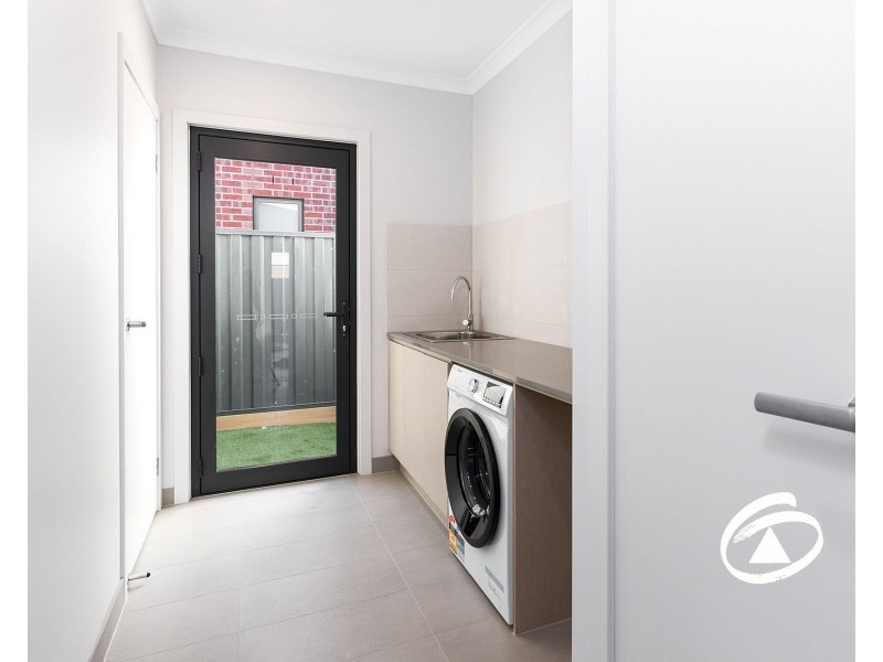 27 Fairground Promenade, Berwick VIC 3806