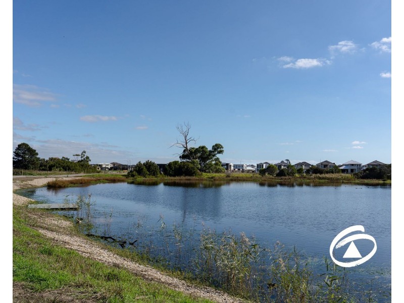 27 Fairground Promenade, Berwick VIC 3806