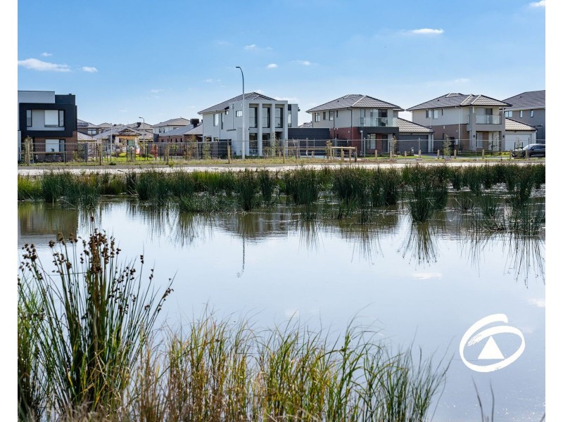 27 Fairground Promenade, Berwick VIC 3806