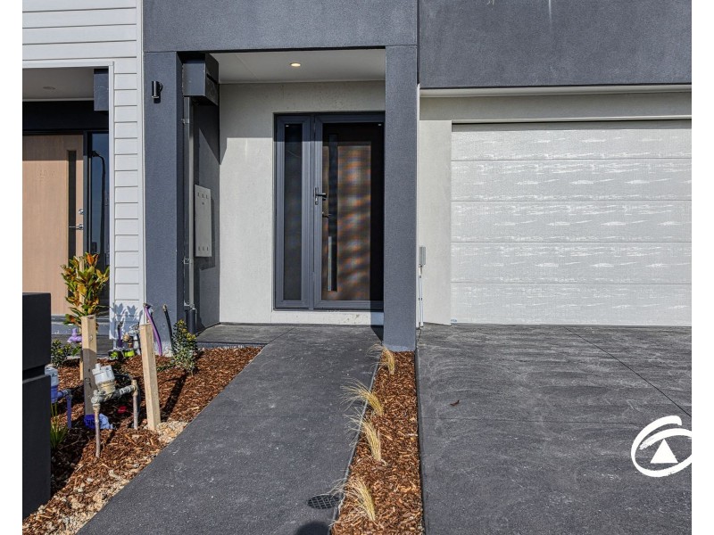 16 Borthwick Parade, Clyde North VIC 3978