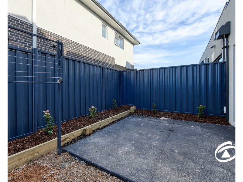 16 Borthwick Parade, Clyde North VIC 3978